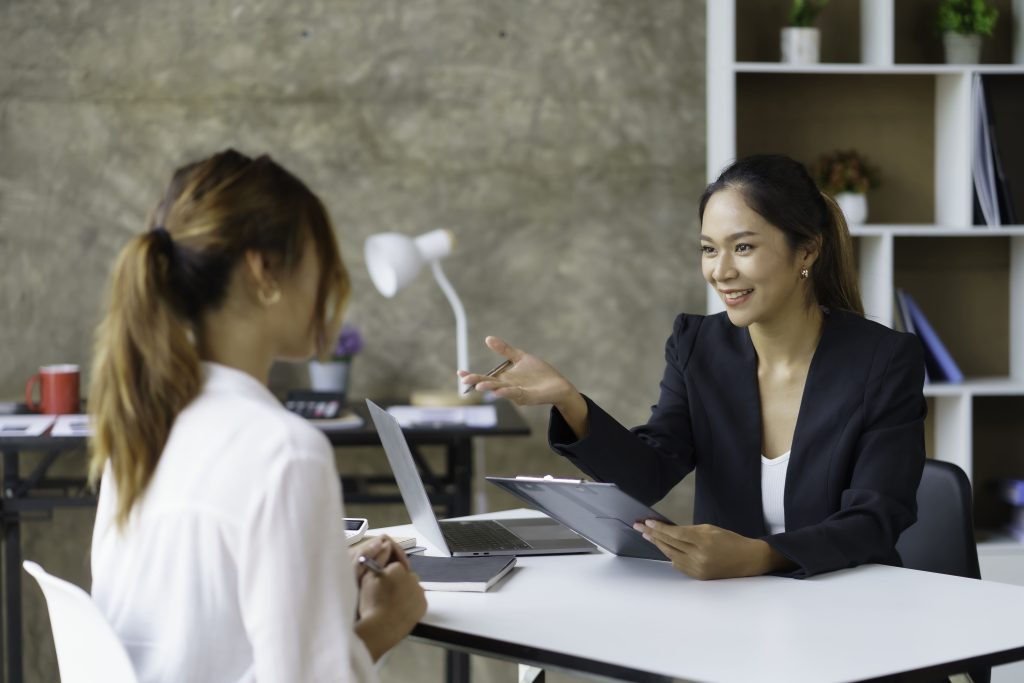 Asesora de Grupo Ocaña reunida con cliente en oficina